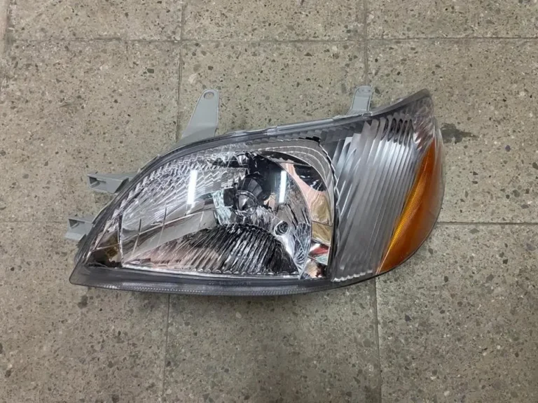 Óptico izquierdo Toyota Yaris (99/02) — fotografía del repuesto