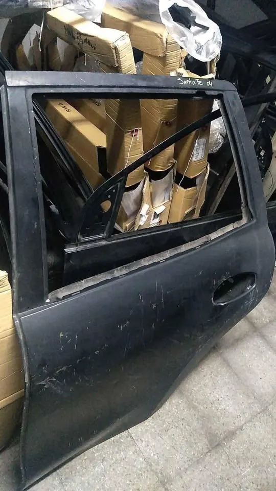 Puerta trasera izquierda Santa Fe (04) — fotografía del repuesto publicado por Outlet Carrocería
