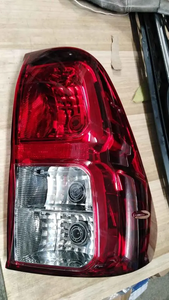 Foco trasero derecho Hilux Revo (2015-20) — fotografía del repuesto