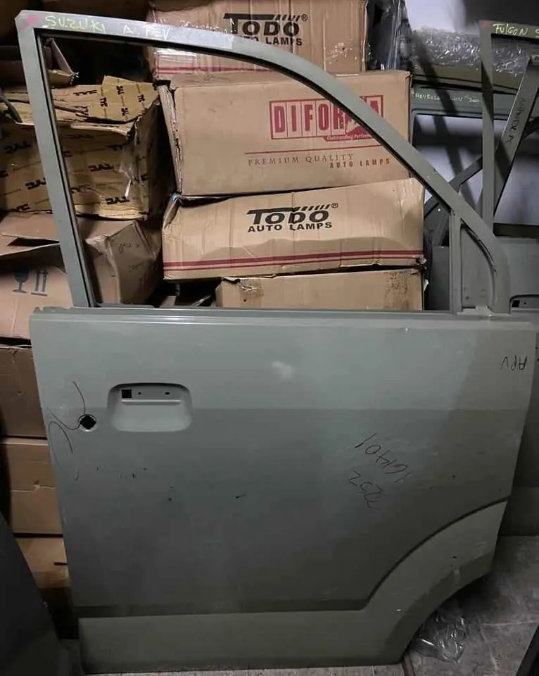 Puerta delantera derecha Suzuki APV, fotografía real de la pieza