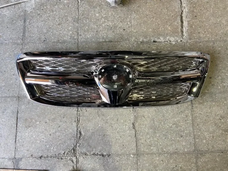 Máscara cromada Toyota Hilux KUN (2005/2008) — fotografía real del repuesto