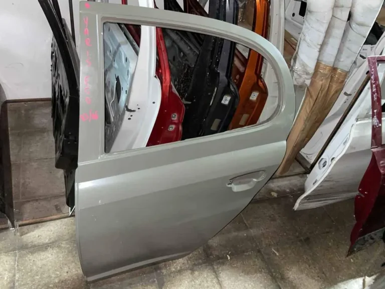 Puerta trasera izquierda Toyota Yaris Eco — 2002 2005 — fotografía del repuesto publicado por Outlet Carrocería