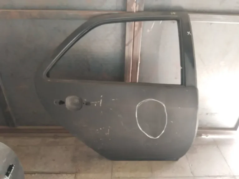 Puerta trasera derecha Volkswagen — fotografía del repuesto