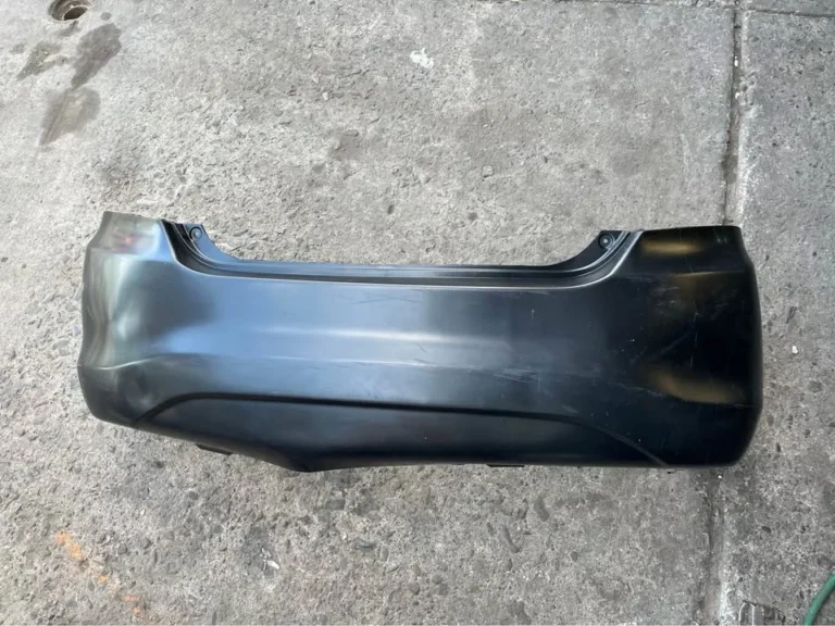 Parachoque trasero Suzuki Dzire (2013) — fotografía del repuesto publicado por Outlet Carrocería
