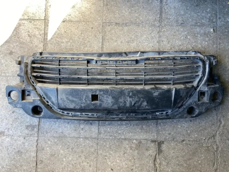 Máscara Peugeot 301 original (2012/2017) — fotografía del repuesto publicado por Outlet Carrocería